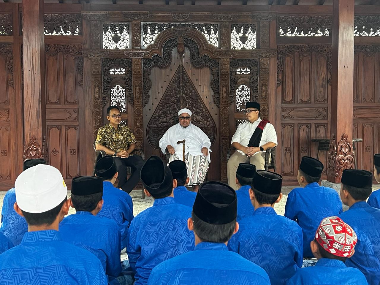 Berakhlak mulia, dan bermanfaat kepada umat